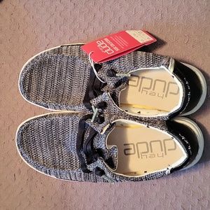 Womens Hey Dudes Sz 6